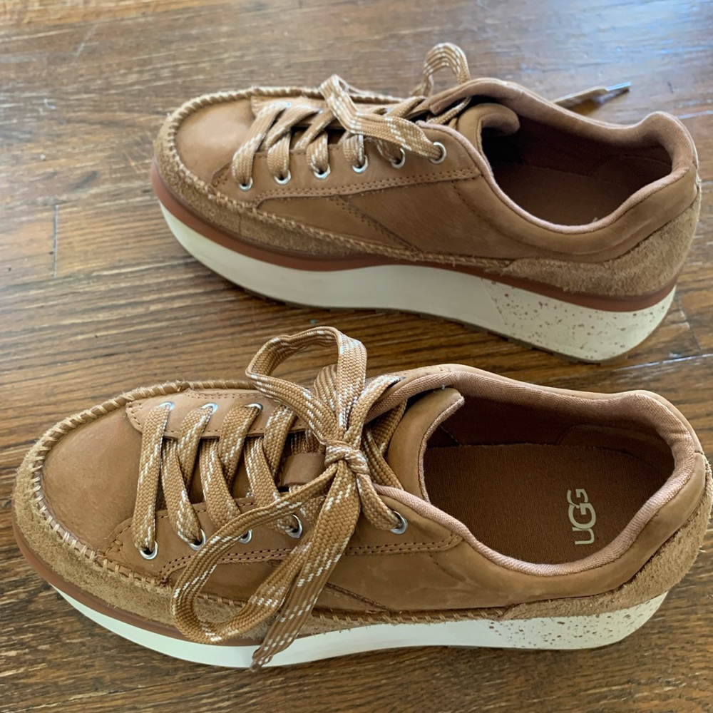 Womens UGG MARIN LACE SIZE 10, basically brand new worn once at store